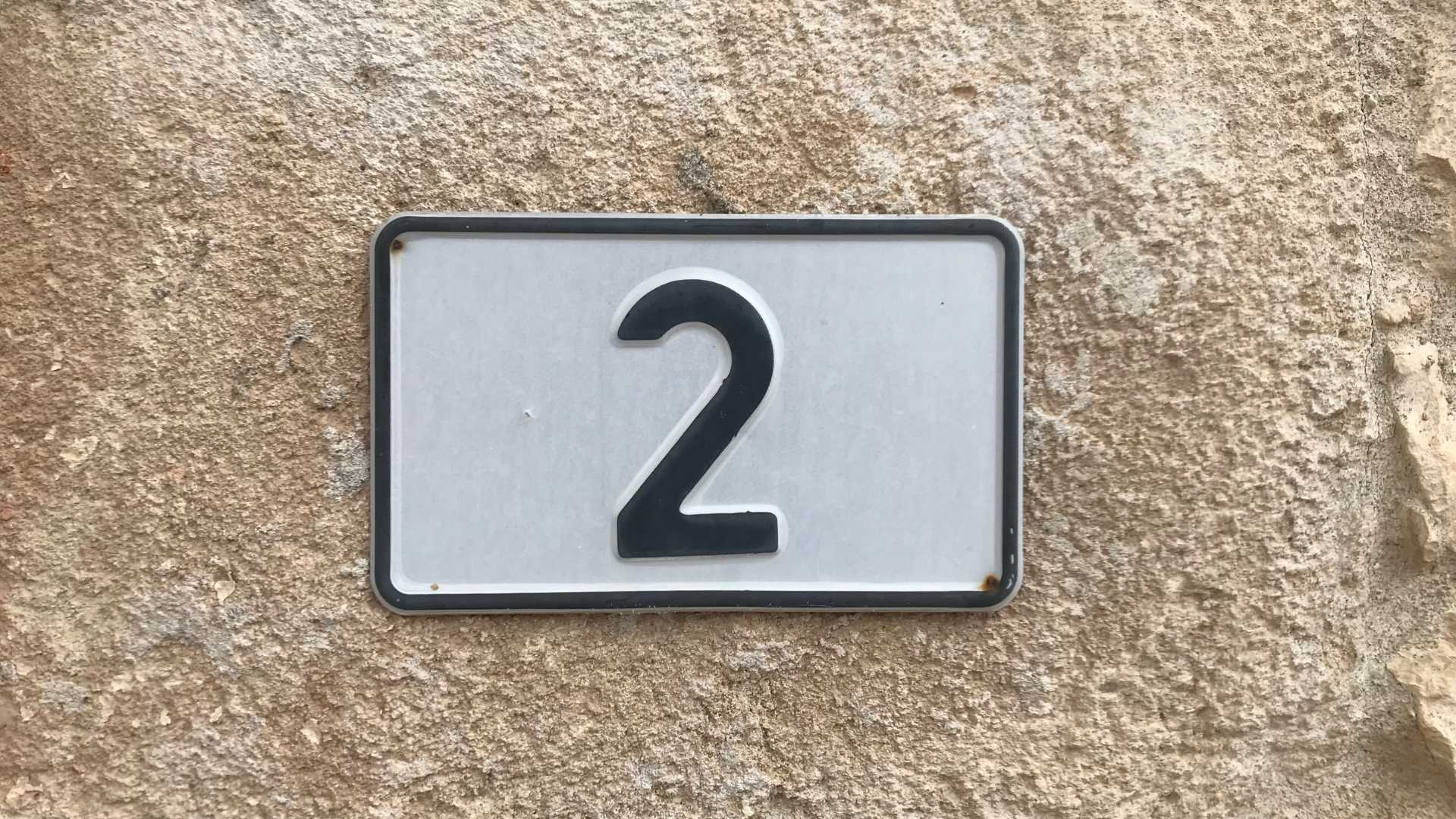 chiffre 2 accroché sur un mur