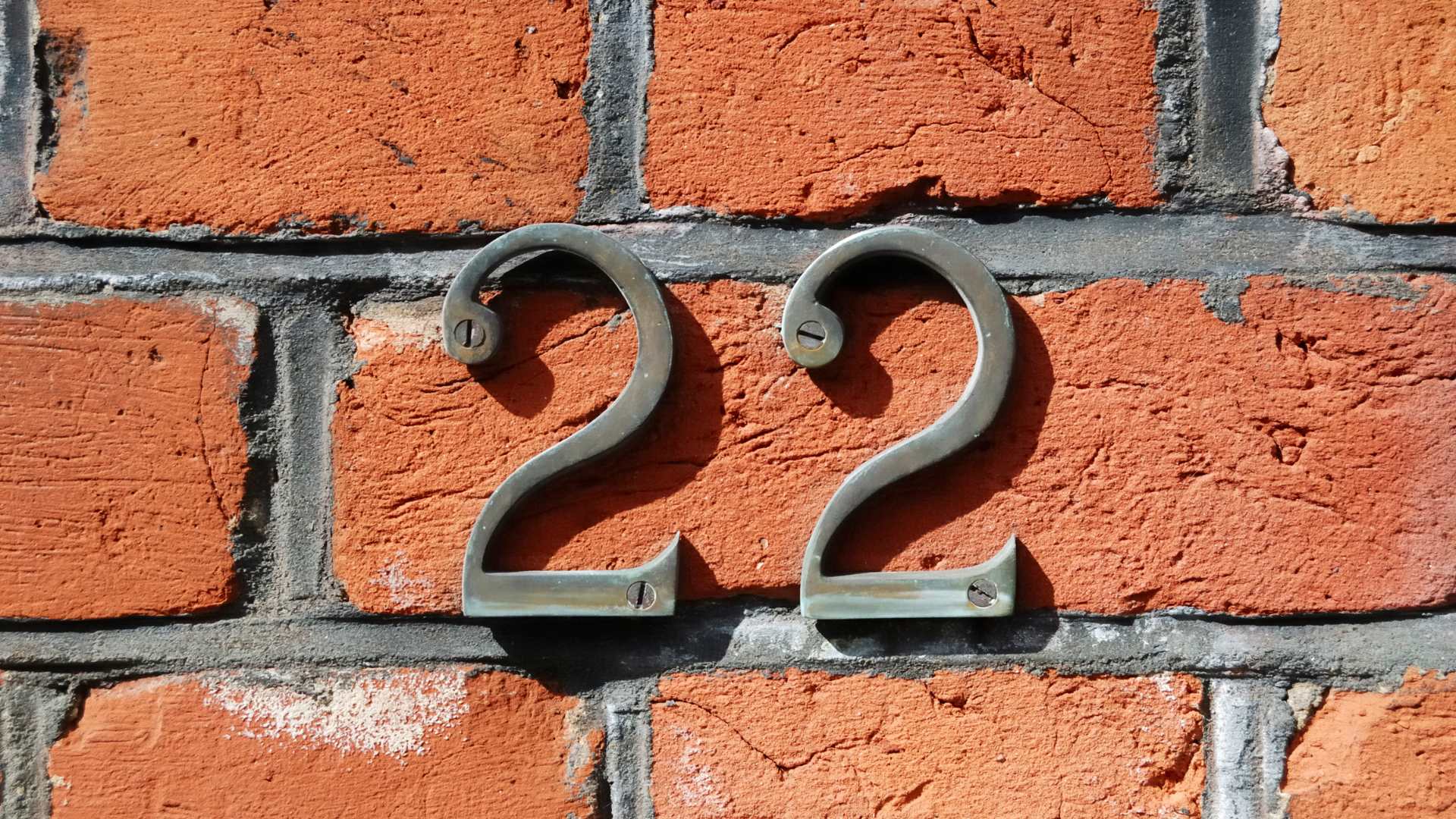 nombre 22 sur brique 