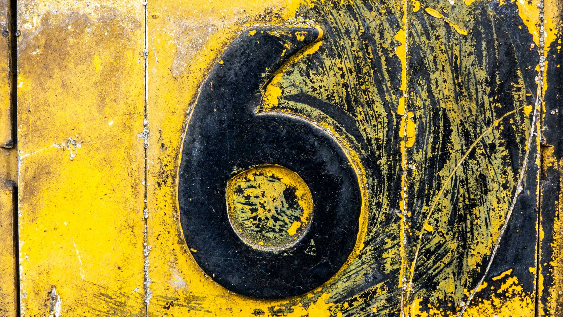 Chiffre 6 peint en jaune 