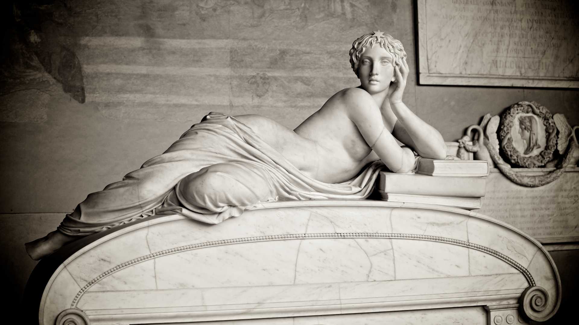 statue d'une femme allongée
