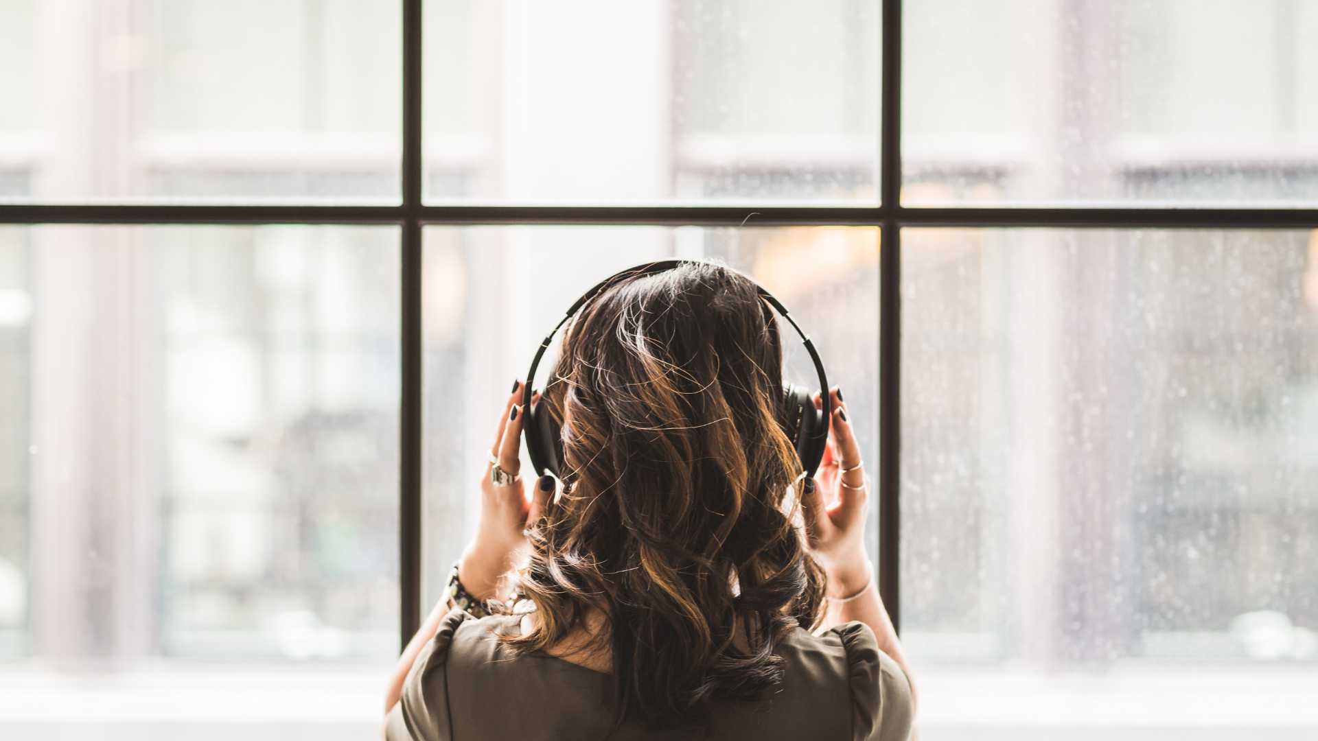 Femme qui écoute de la musique