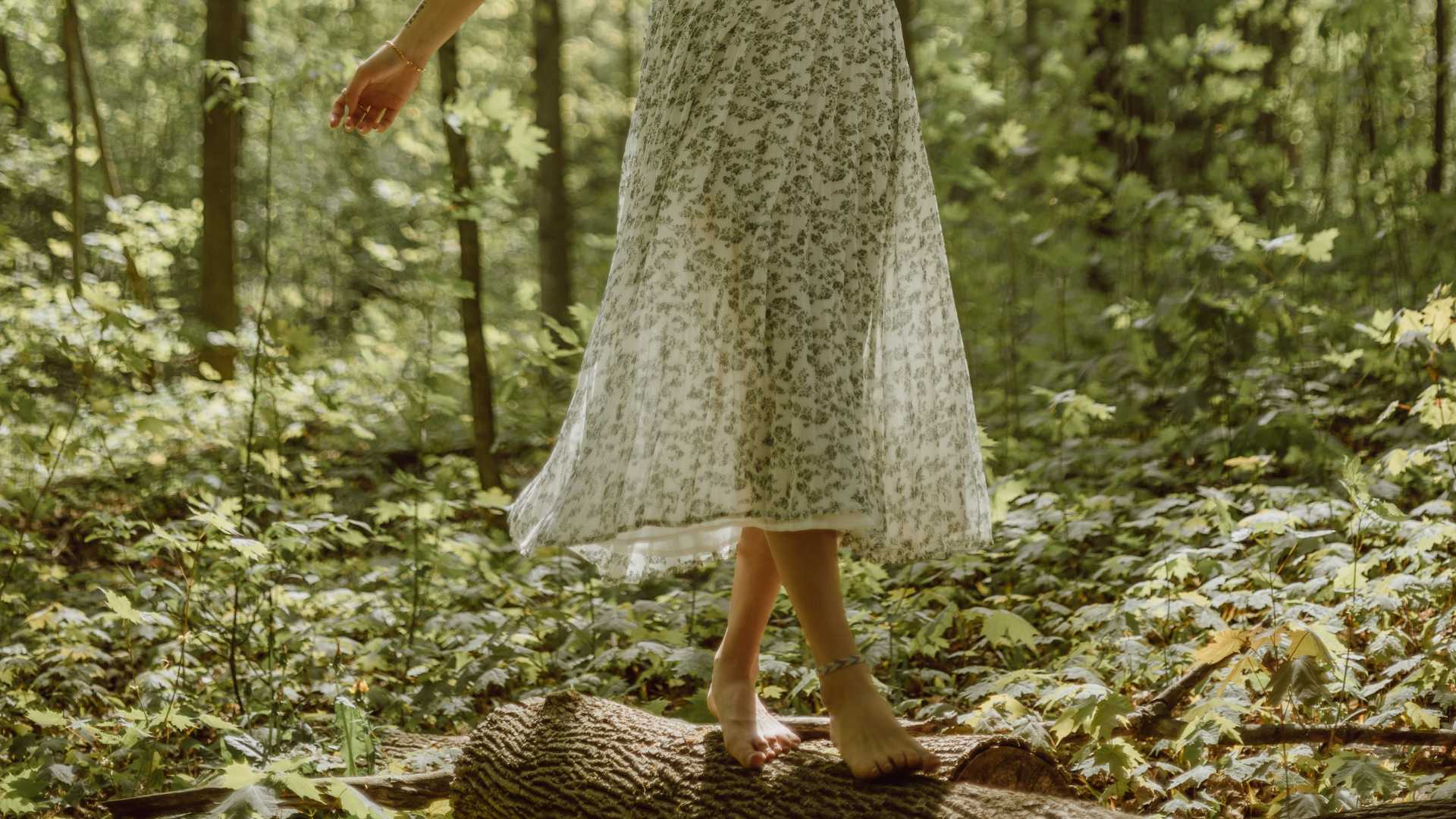 Femme en équilibre dans les bois