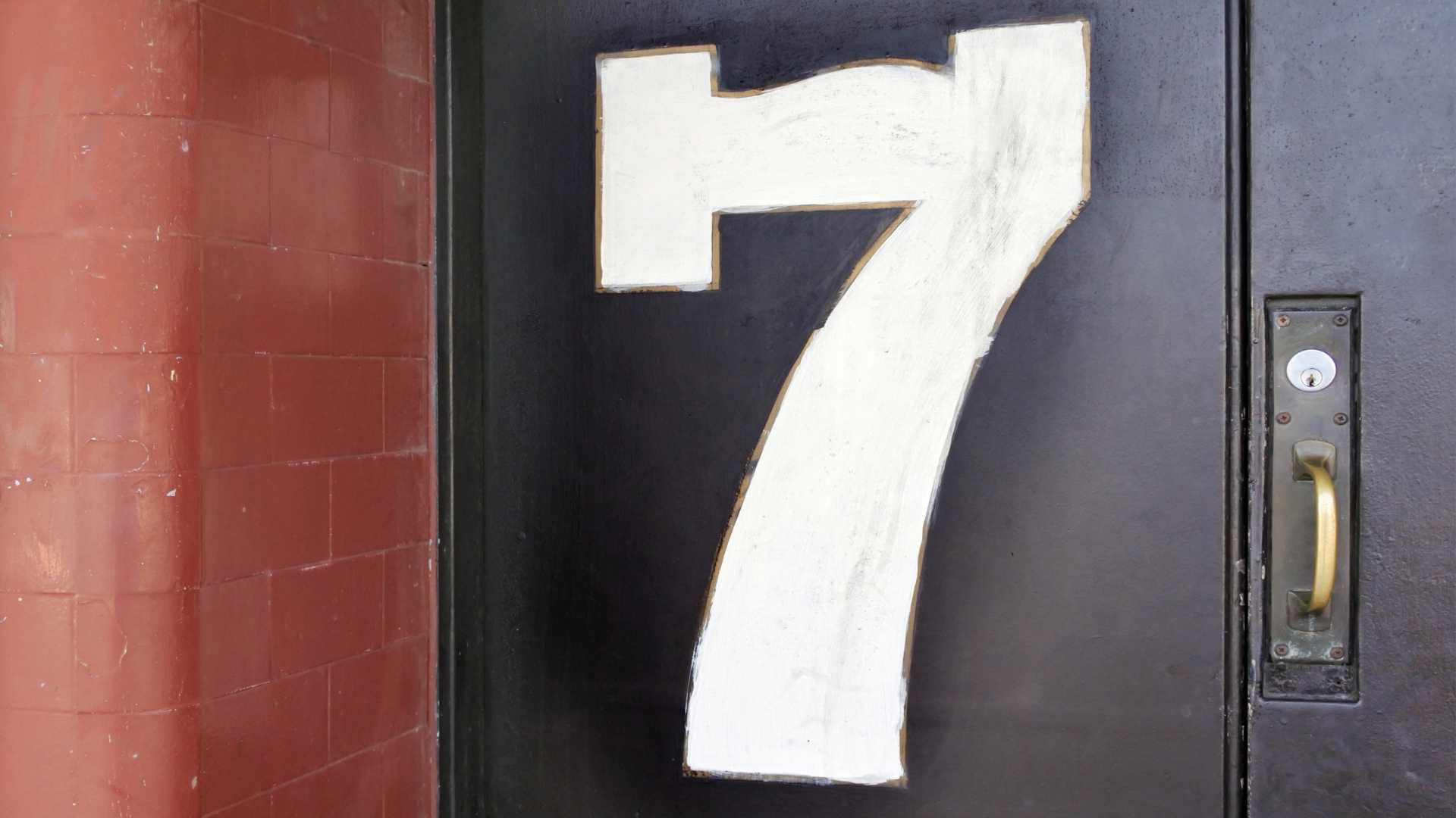 Numéro 7 peint sur un porte