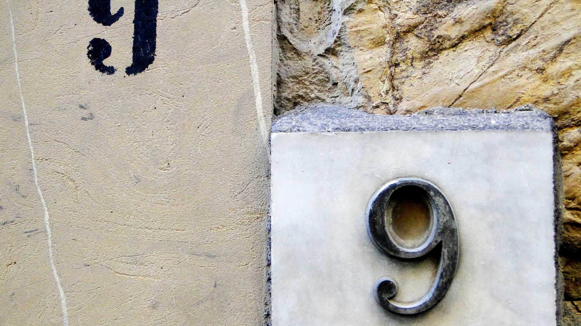 chiffre 9 sur une maison