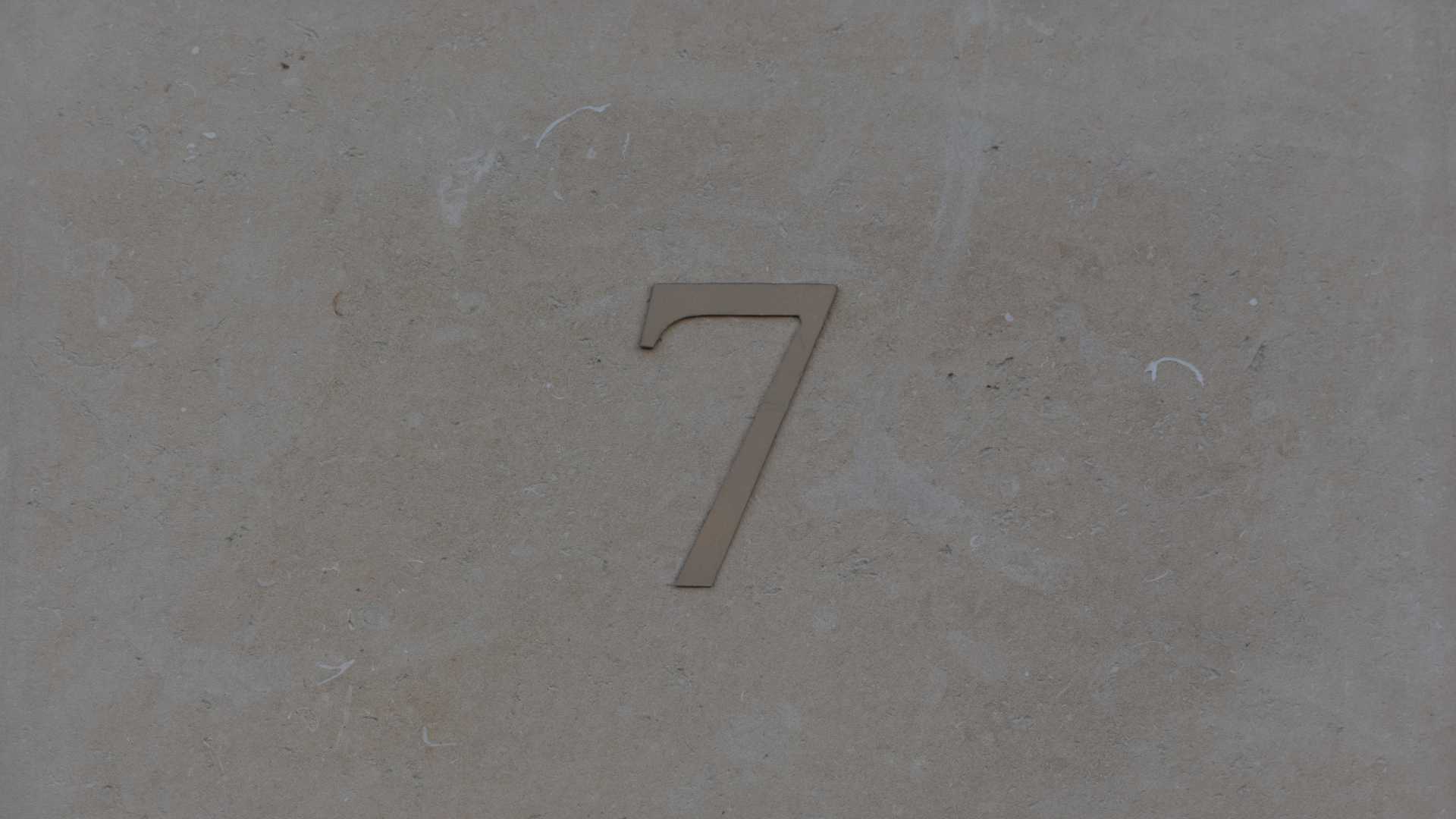 Numéro 7 gravé sur de la pierre