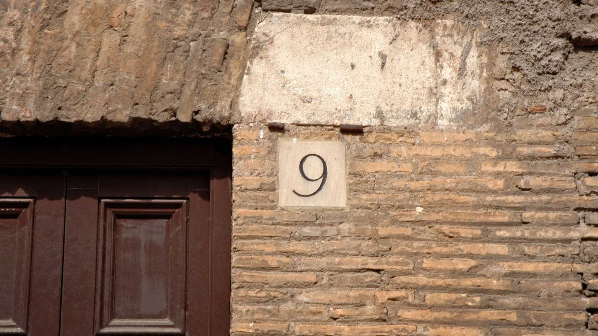 chiffre 9 sur bâtiment 