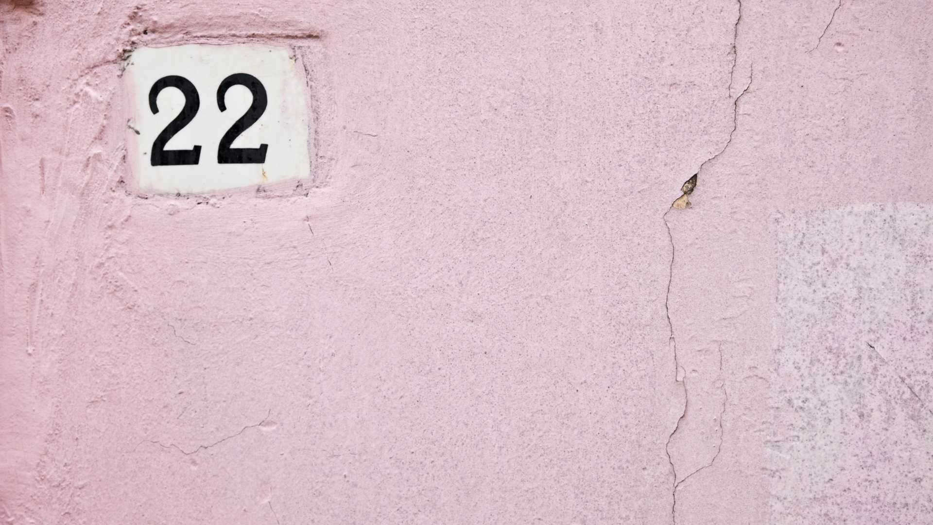Nombre 22 peint sur un mur rose