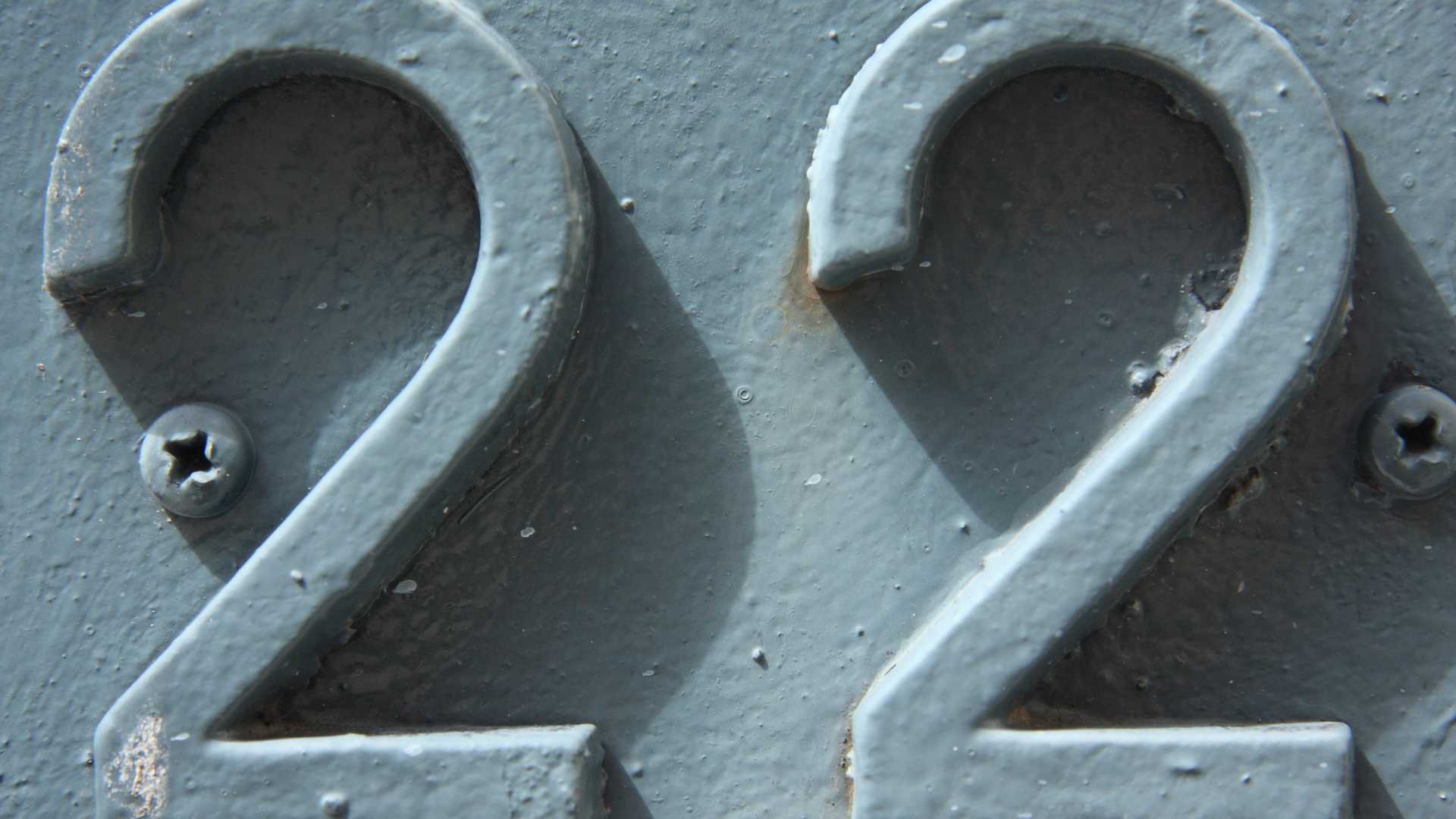 nombre 22 gris