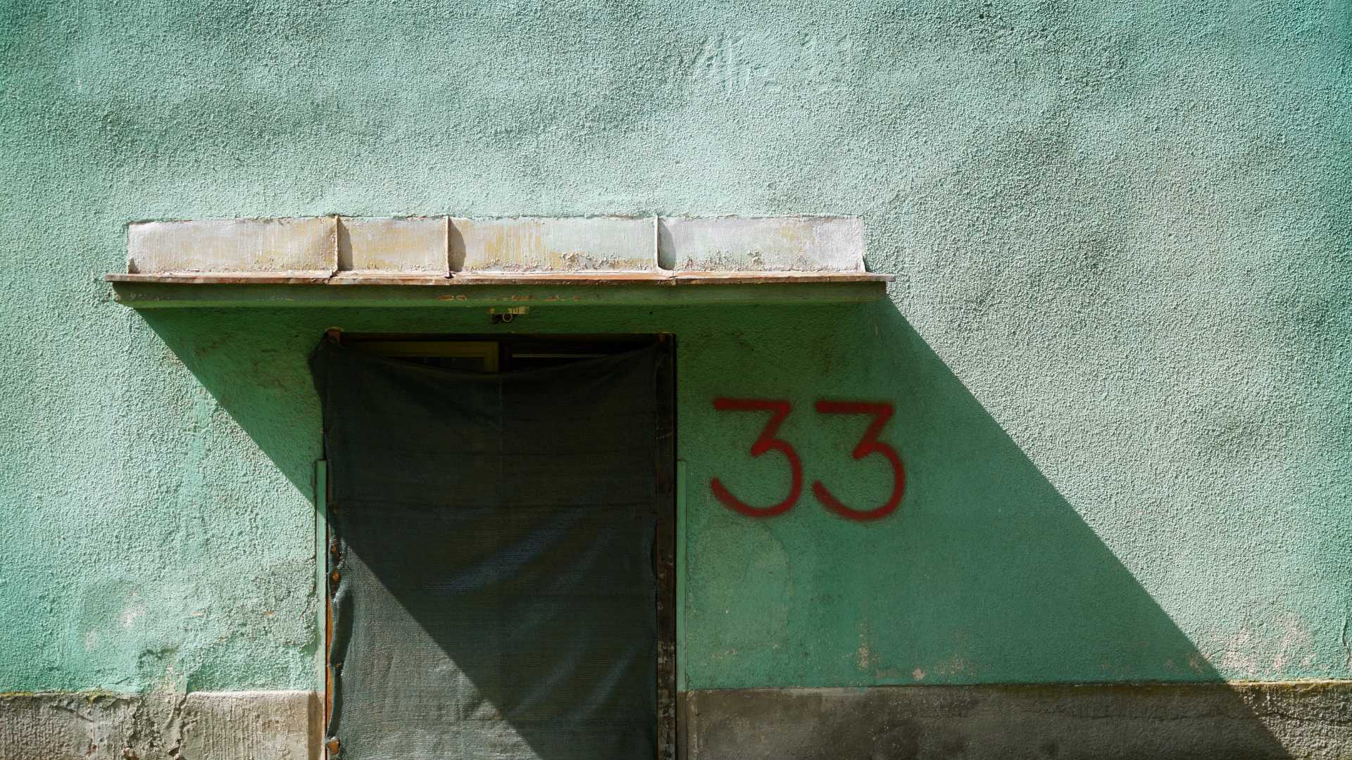 Numéro 33 peint sur un bâtiment