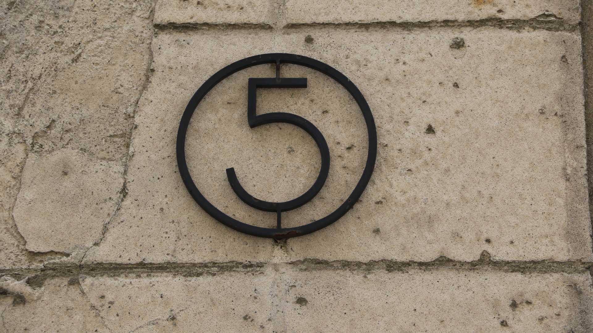 chiffre 5 sur mur
