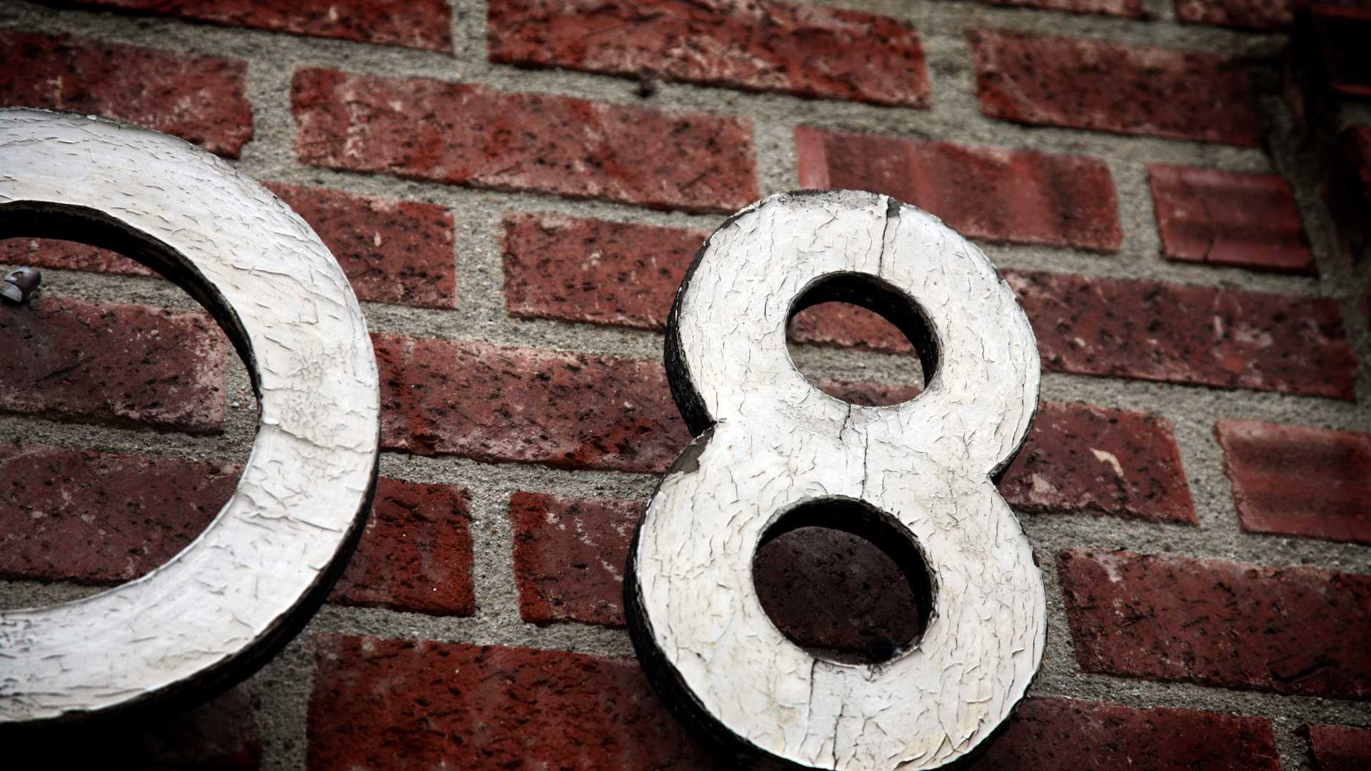 chiffre 8 sur mur